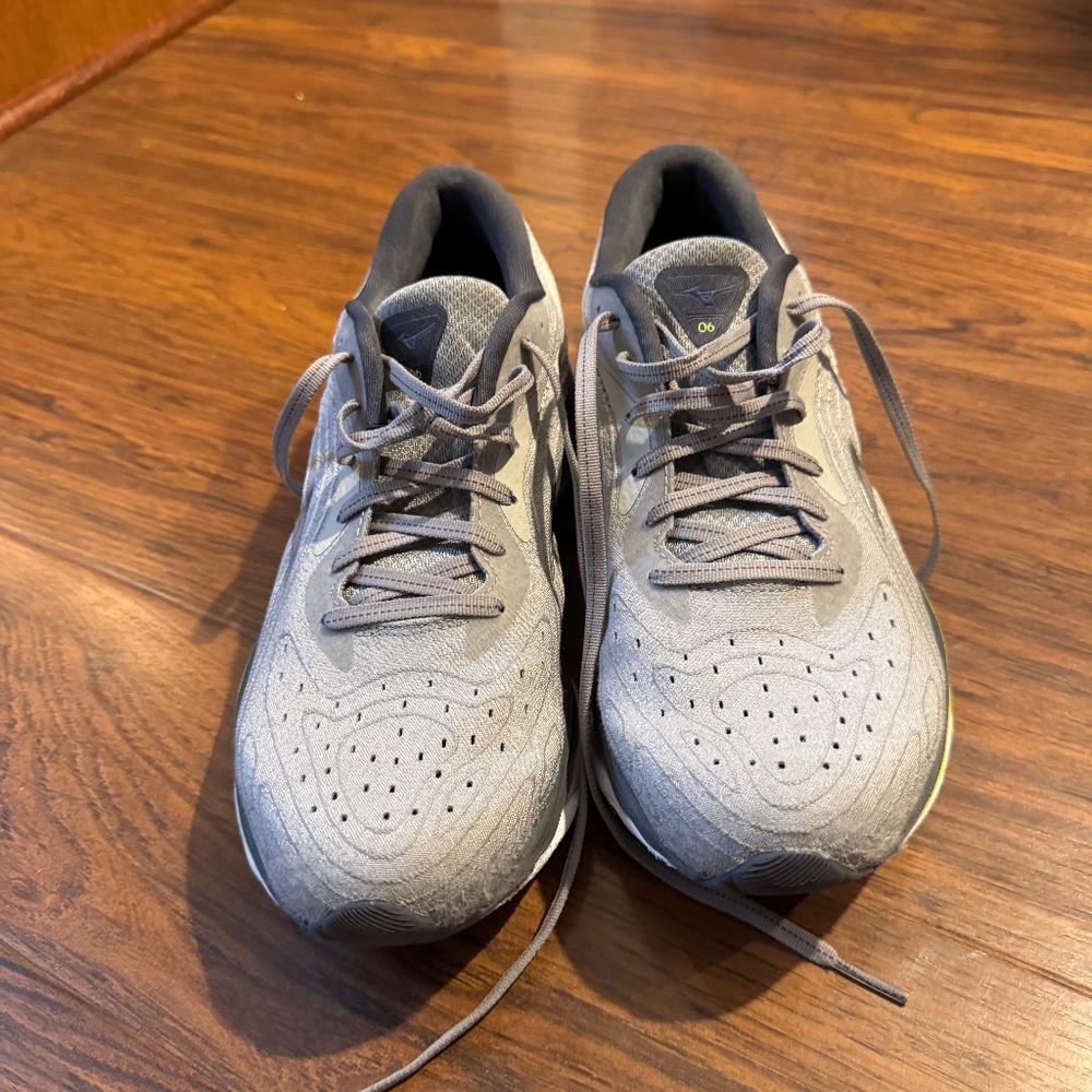 Mizuno energy Sneakers Grey, white. Size 9.5.